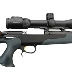 Jagdgewehr mit Swarovski-Zielfernrohr. Die Jakele J1 Probleme sind hier nicht sichtbar, nur das präzise Werkzeug.
