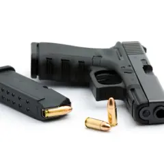 Schwarze Pistole mit Magazin und Patronen. Ein Erbstück, das die Geschichte von Waffen erben kann.