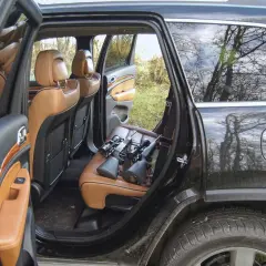 Zwei Gewehre mit Zielfernrohren liegen auf den Ledersitzen für den waffentransport im auto.
