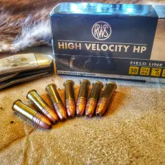 RWS High Velocity HP .22 lr Patronen, 2,6g. Ballistische Daten auf der Packung. Jagdmesser und Fell im Hintergrund.