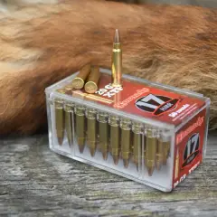 Schussmunition 17 HMR neben einem roten Fuchspelz.