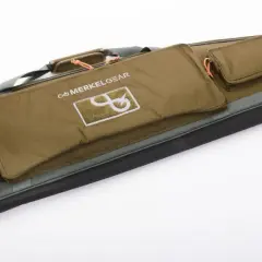 Langes, olivgrünes Langwaffen Futteral von Merkel Gear mit mehreren Außentaschen und Tragegriffen.