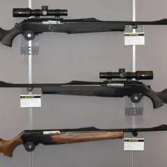 Drei Jagdgewehre, eines mit Holzschaft, die anderen mit schwarzem Kunststoffschaft und Zielfernrohr. Informationen zu jagdschein welche waffen sind erlaubt.
