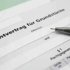 Ein Jagdpachtvertrag Muster liegt bereit, mit einem Stift, der auf die Unterschrift wartet.