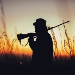Jäger im Abendlicht, bereit für die Sauenjagd.