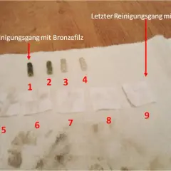Schritt-für-Schritt-Anleitung zur chemischen Laufreinigung: Zeigt Bronzefilze und Patches nach dem Reinigen.