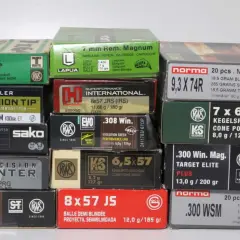 Munitionsstapel für Hochwild, darunter 9,3x62, 8x57 JS und 9,3x74R. Das Mindestkaliber für Hochwild ist hier gut vertreten.