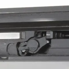 Detailaufnahme des Mechanismus einer Pistole, der die Sicherung zeigt.