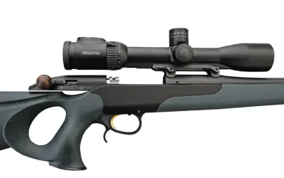 Jagdgewehr mit Swarovski-Zielfernrohr. Die Jakele J1 Probleme sind hier nicht sichtbar, nur das präzise Werkzeug.