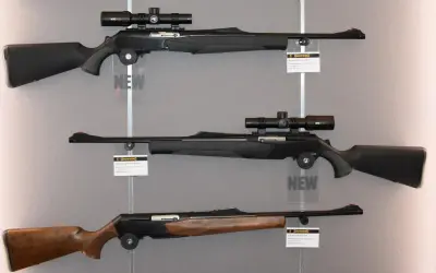 Drei Jagdgewehre, eines mit Holzschaft, die anderen mit schwarzem Kunststoffschaft und Zielfernrohr. Informationen zu jagdschein welche waffen sind erlaubt.