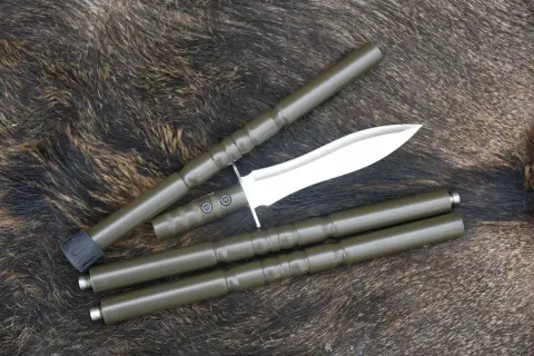 Ein Messer mit Griffteilen und einer Kappe, bereit zum saufeder selber bauen.