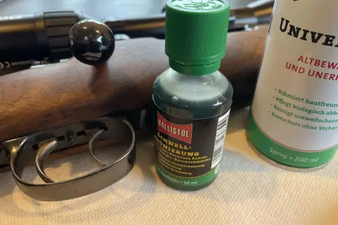 Waffenpflege mit Ballistol: Schnellbrünierung und Universalspray gegen Waffen Rost.