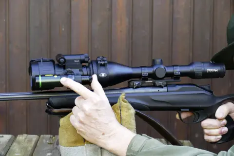 Jagdgewehr mit Nachtsichtgerät und IR-Strahler für den Einsatz bei Nacht.
