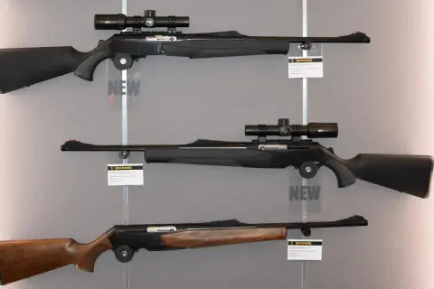Drei Jagdgewehre, eines mit Holzschaft, die anderen mit schwarzem Kunststoffschaft und Zielfernrohr. Informationen zu jagdschein welche waffen sind erlaubt.