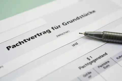 Ein Jagdpachtvertrag Muster liegt bereit, mit einem Stift, der auf die Unterschrift wartet.