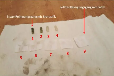 Schritt-für-Schritt-Anleitung zur chemischen Laufreinigung: Zeigt Bronzefilze und Patches nach dem Reinigen.
