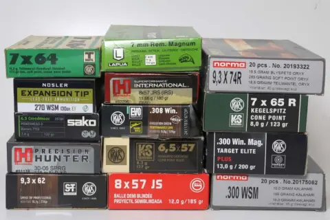 Munitionsstapel für Hochwild, darunter 9,3x62, 8x57 JS und 9,3x74R. Das Mindestkaliber für Hochwild ist hier gut vertreten.