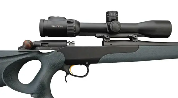 Jagdgewehr mit Swarovski-Zielfernrohr. Die Jakele J1 Probleme sind hier nicht sichtbar, nur das präzise Werkzeug.