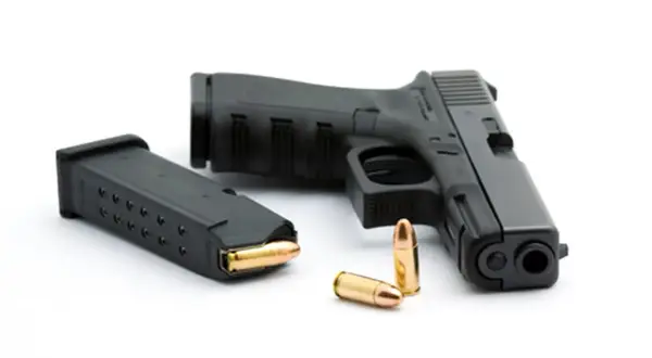Schwarze Pistole mit Magazin und Patronen. Ein Erbstück, das die Geschichte von Waffen erben kann.