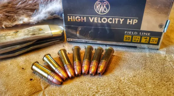 RWS High Velocity HP .22 lr Patronen, 2,6g. Ballistische Daten auf der Packung. Jagdmesser und Fell im Hintergrund.