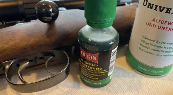 Waffenpflege mit Ballistol: Schnellbrünierung und Universalspray gegen Waffen Rost.