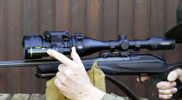 Jagdgewehr mit Nachtsichtgerät und IR-Strahler für den Einsatz bei Nacht.