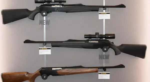 Drei Jagdgewehre, eines mit Holzschaft, die anderen mit schwarzem Kunststoffschaft und Zielfernrohr. Informationen zu jagdschein welche waffen sind erlaubt.