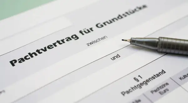Ein Jagdpachtvertrag Muster liegt bereit, mit einem Stift, der auf die Unterschrift wartet.
