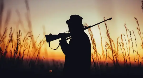 Jäger im Abendlicht, bereit für die Sauenjagd.