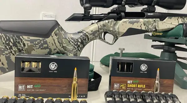 RWS HIT Laufreinigung: Jagdgewehr mit Zielfernrohr und RWS HIT GREEN Munition, bereit für den Einsatz.