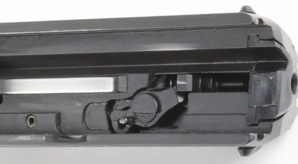 Detailaufnahme des Mechanismus einer Pistole, der die Sicherung zeigt.