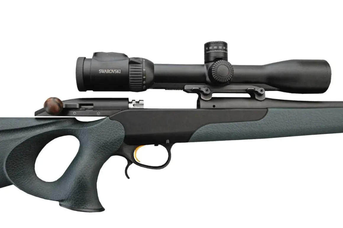 Jagdgewehr mit Swarovski-Zielfernrohr. Die Jakele J1 Probleme sind hier nicht sichtbar, nur das präzise Werkzeug.