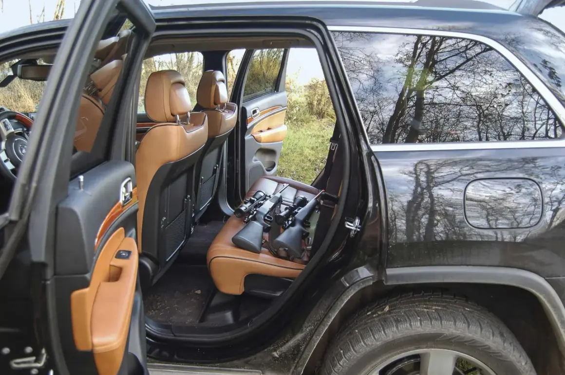 Zwei Gewehre mit Zielfernrohren liegen auf den Ledersitzen für den waffentransport im auto.