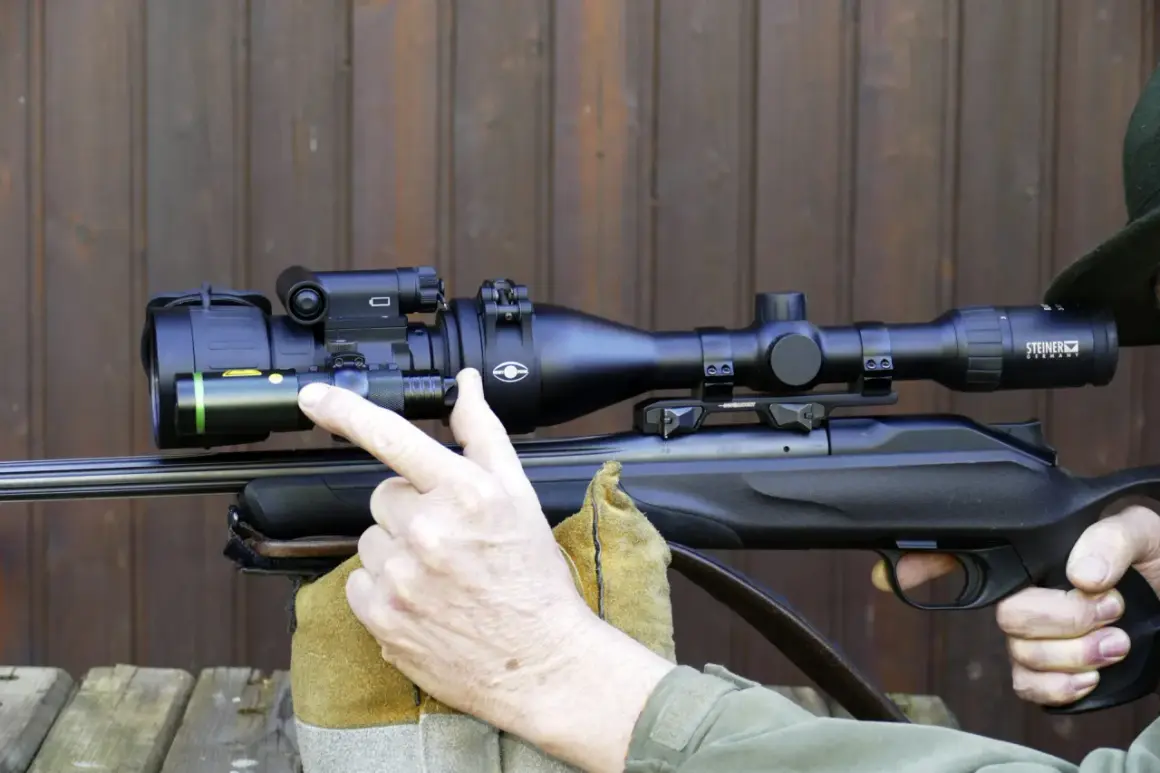Jagdgewehr mit Nachtsichtgerät und IR-Strahler für den Einsatz bei Nacht.