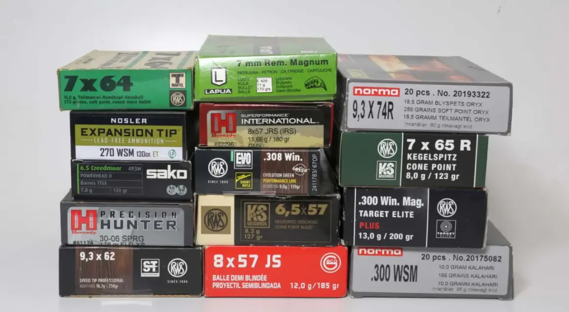 Munitionsstapel für Hochwild, darunter 9,3x62, 8x57 JS und 9,3x74R. Das Mindestkaliber für Hochwild ist hier gut vertreten.