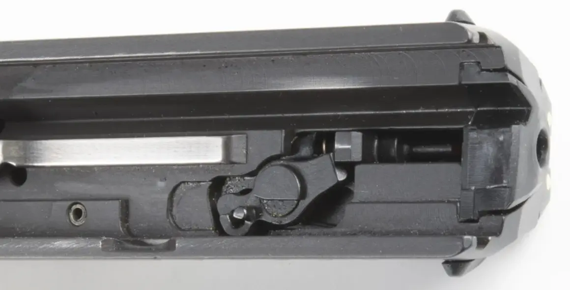 Detailaufnahme des Mechanismus einer Pistole, der die Sicherung zeigt.