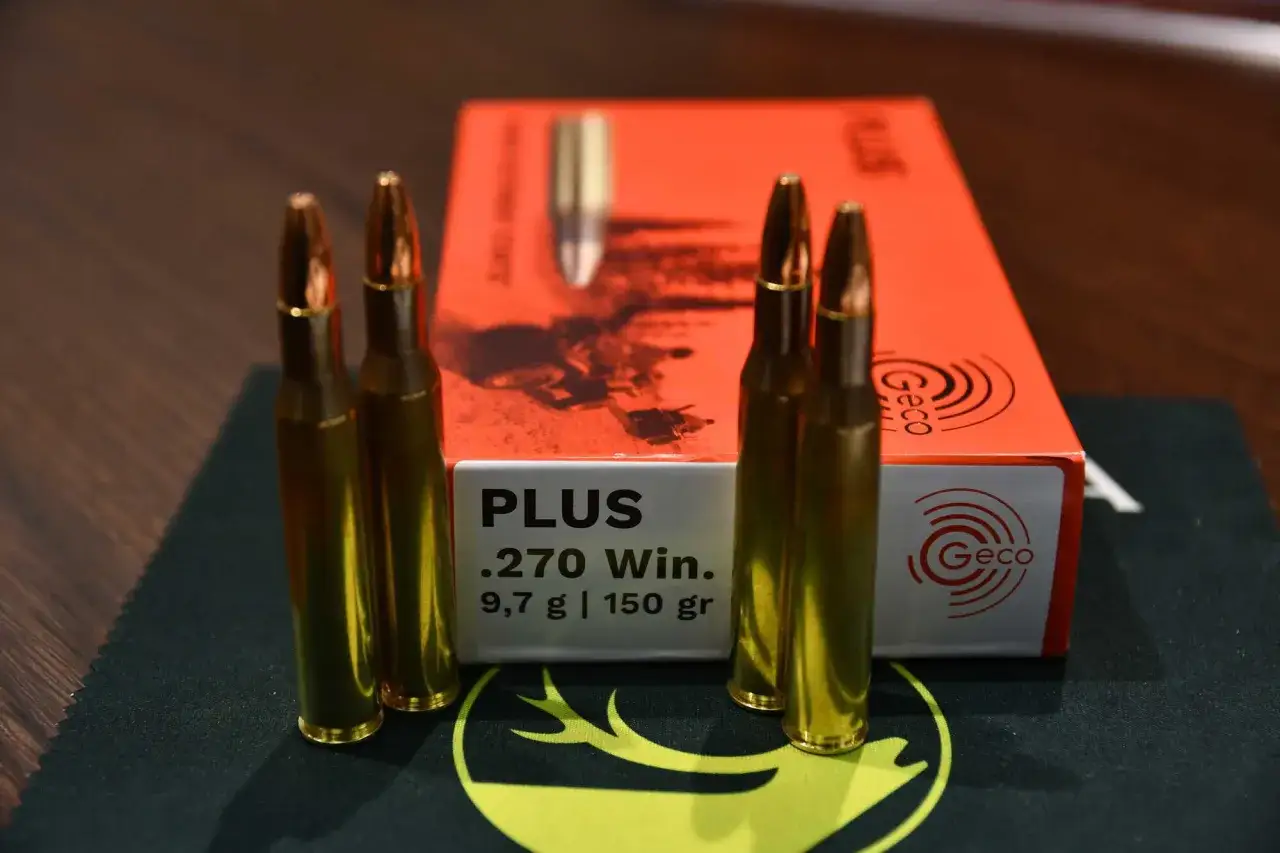 Vier Patronen .270 Win. liegen neben einer Geco-Verpackung. Ideal für die Jagd auf Schwarzwild.