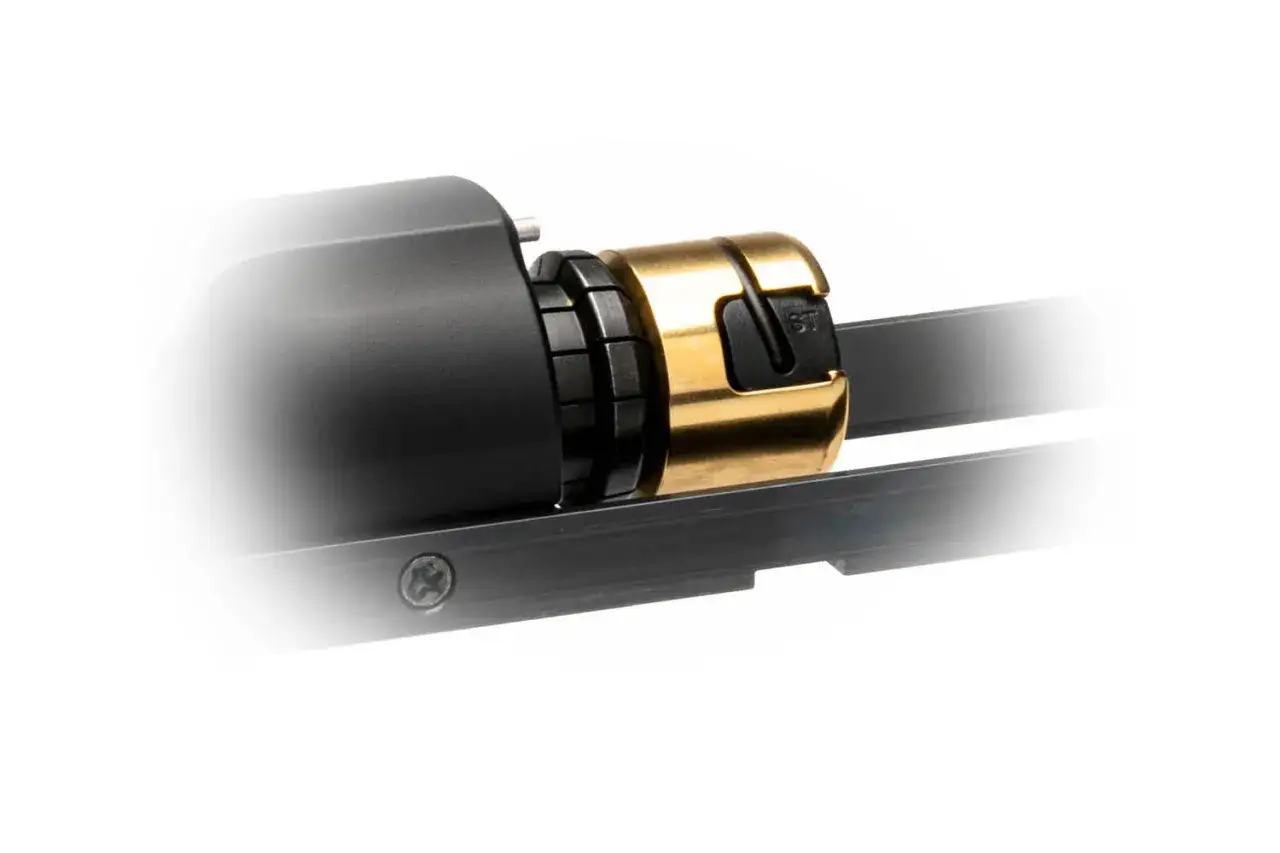 Nahaufnahme des Verschlussmechanismus einer Blaser R8. Messingteile und schwarze Segmente deuten auf mögliche Blaser R8 Verschluss Probleme hin.