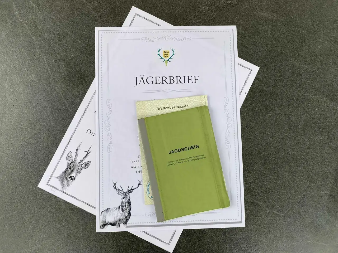 Jägerbrief und Jagdschein liegen bereit. Nach 5 Jahren ist der Jagdschein wieder gültig.
