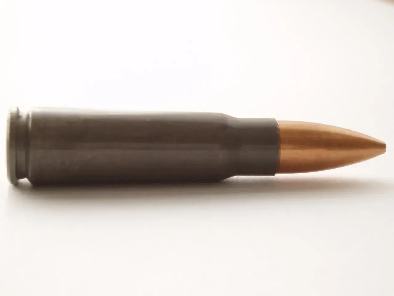 Eine Patrone im Kaliber 7,62 mm liegt auf weißem Untergrund.