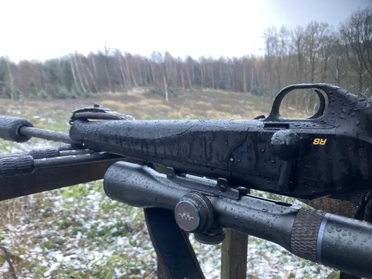 Regen auf der Jagdwaffe. Die feuchten Waffen glänzen, während der Rost an den Metallteilen langsam beginnt.