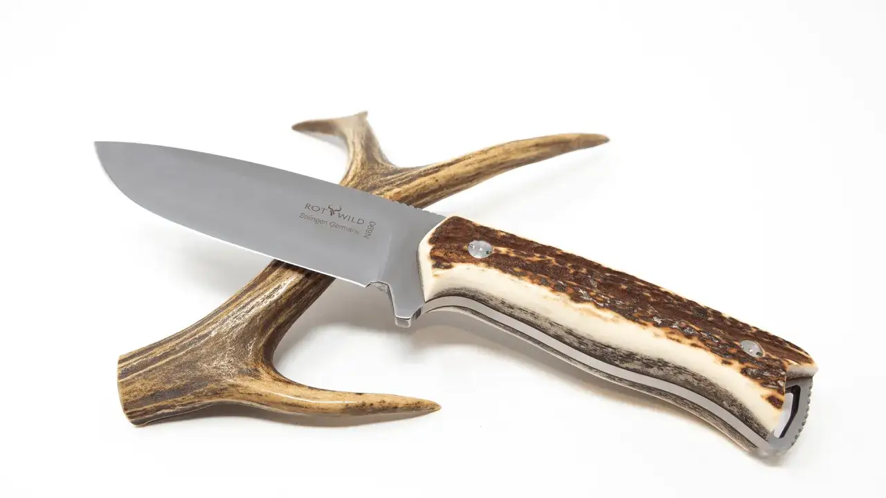 Jagdmesser mit Hirschgeweih-Griff. Die Frage, wie lang darf ein Messer sein in Deutschland, ist relevant für solche Werkzeuge.