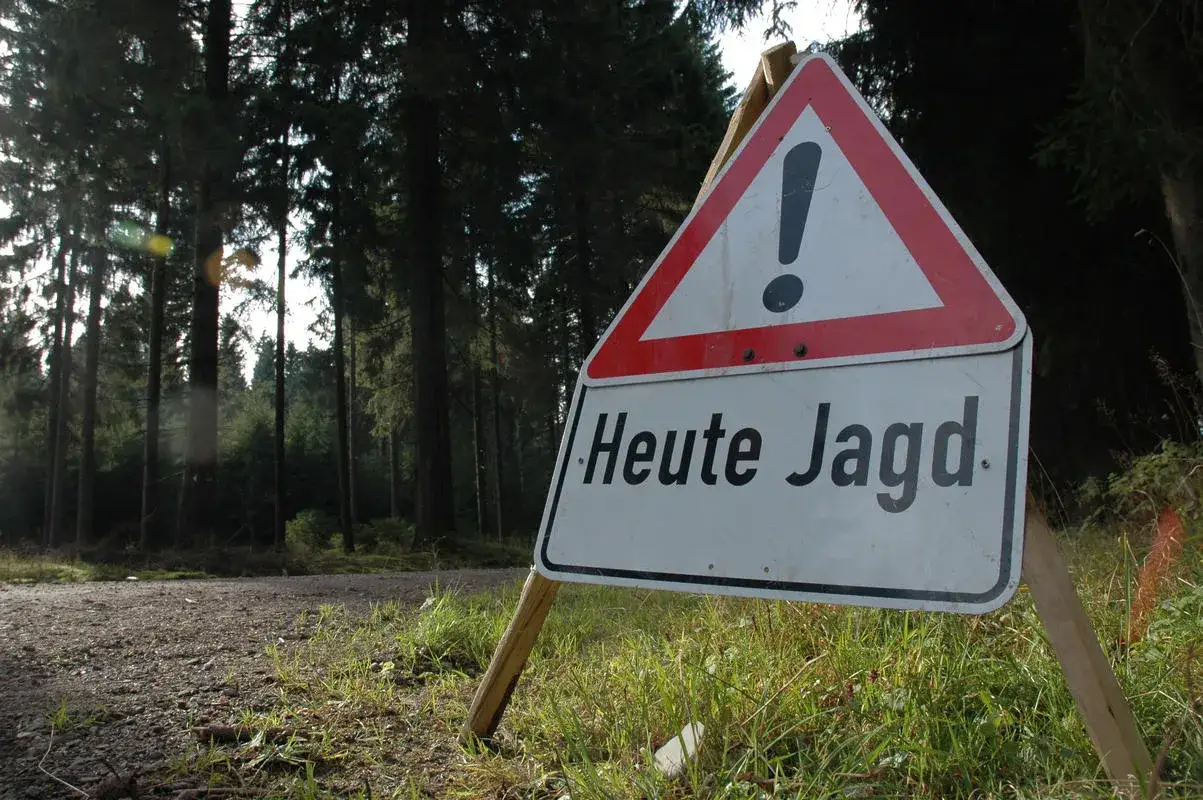 Warnschild im Wald:
