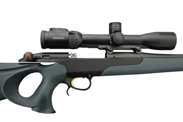 Jagdgewehr mit Swarovski-Zielfernrohr. Die Jakele J1 Probleme sind hier nicht sichtbar, nur das präzise Werkzeug.