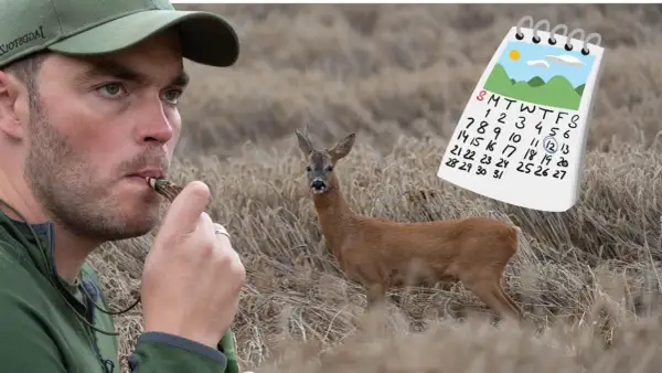 Ein Mann pfeift, um Rehe anzulocken. Ein Kalender zeigt den 12. Tag.