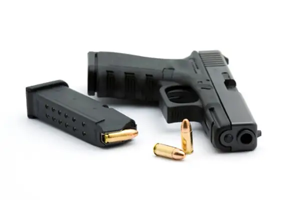 Schwarze Pistole mit Magazin und Patronen. Ein Erbstück, das die Geschichte von Waffen erben kann.