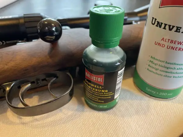 Waffenpflege mit Ballistol: Schnellbrünierung und Universalspray gegen Waffen Rost.