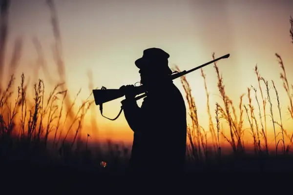 Jäger im Abendlicht, bereit für die Sauenjagd.