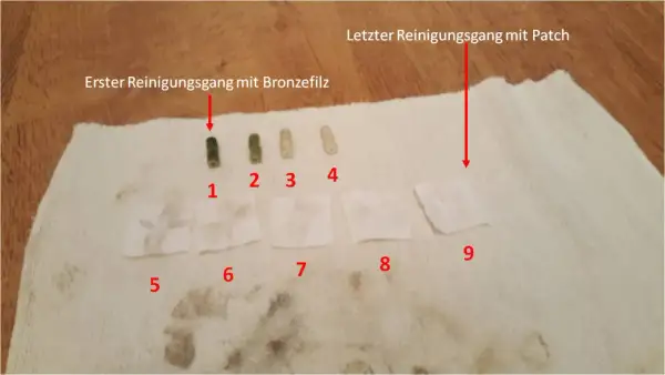 Schritt-für-Schritt-Anleitung zur chemischen Laufreinigung: Zeigt Bronzefilze und Patches nach dem Reinigen.