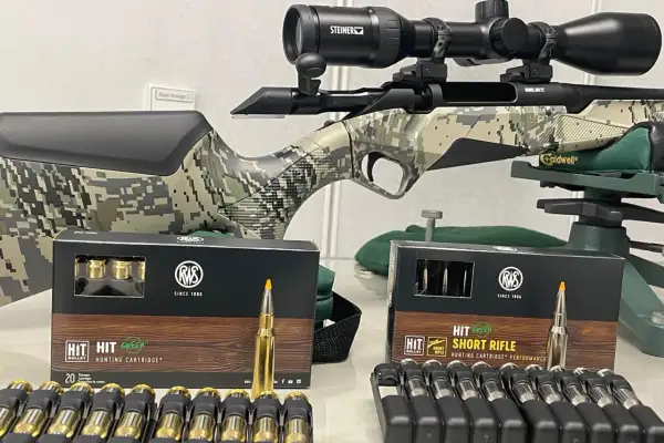 RWS HIT Laufreinigung: Jagdgewehr mit Zielfernrohr und RWS HIT GREEN Munition, bereit für den Einsatz.